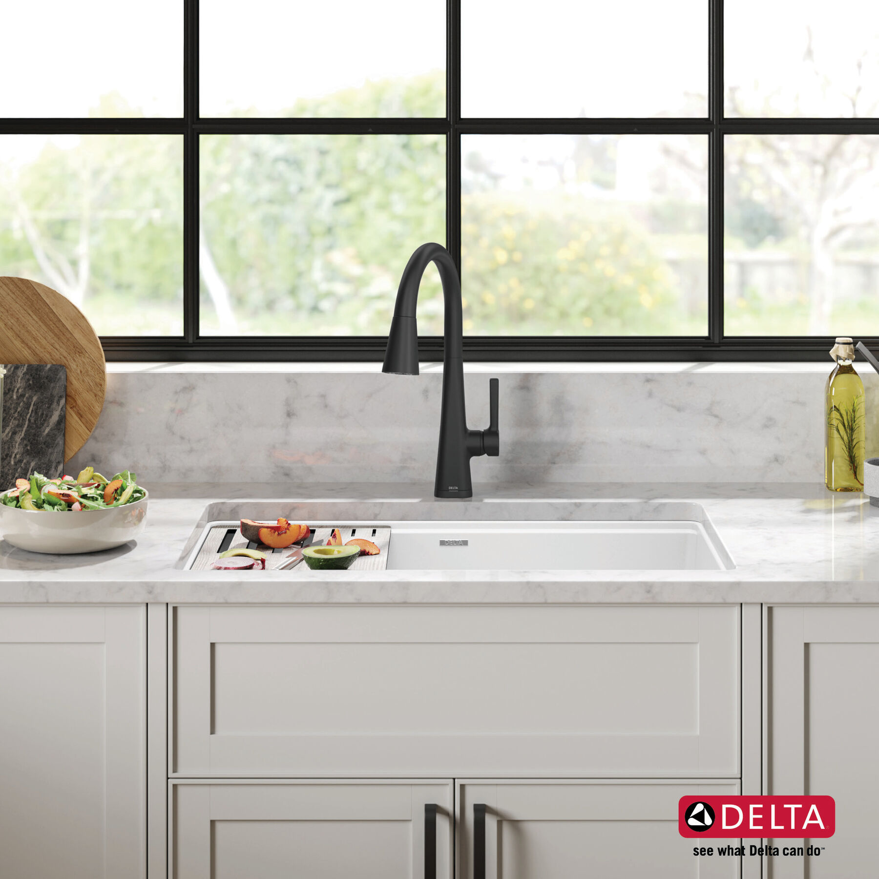 Lavabo de cocina tipo estación de trabajo con un receptáculo de compuesto de granito de 32" de montaje bajo encimera, con reborde WorkFlow™ y accesorios, imagen 44